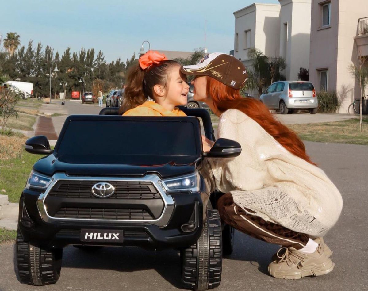 La Joaqui mostró un cambio de look junto a su hija