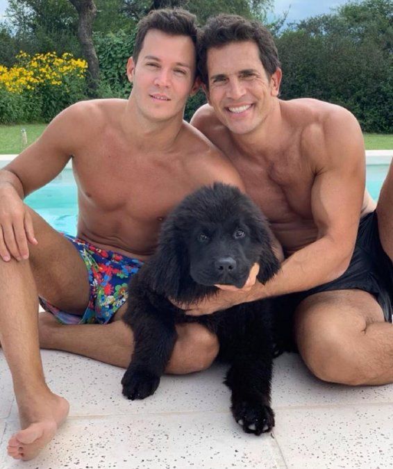 Diego Ramos junto a su novio Mauro Cernadas y su perro Porthos