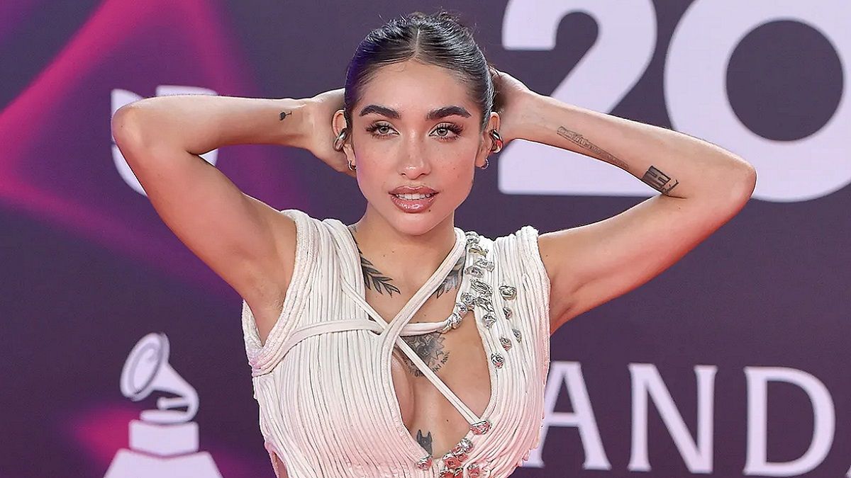 El irreverente look de María Becerra en la alfombra roja de los Premios  Latin Grammy