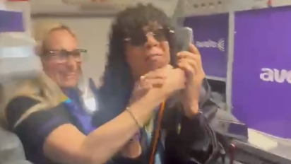 La Mona Jiménez revolucionó un avión: cantó cuarteto en un vuelo lleno rumbo a Dallas