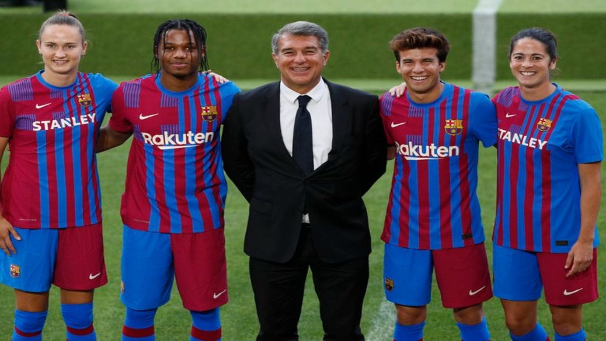 El presidente del Barcelona juntó a los jugadores que lucian la nueva camiseta del club 