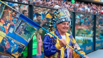 Por cuatro décadas Cacho Laudonio Loco Banderita se encargó de anunciar la llegada de Boca Juniors al terreno de juego