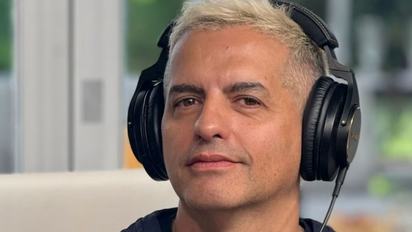 Así fue sorprendió Ángel de Brito en su programa de streaming por su cumpleaños