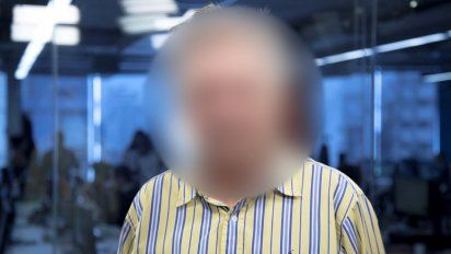 Quién es el famoso y veterano actor que tiene un novio de 25 años y dijo : ''No soy Sansón en el sexo, pero hago cosas divertidas''