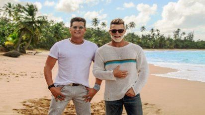 Ricky Martin y Carlos Vives en una playa de Puerto Rico 