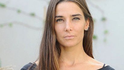 Juana Viale deslumbra con look vintage: brillos y tonos chocolate