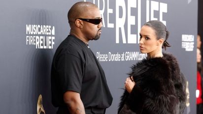 ¿Quién es Bianca Censori, y por qué dio de qué hablar en los Premios Grammy 2025?