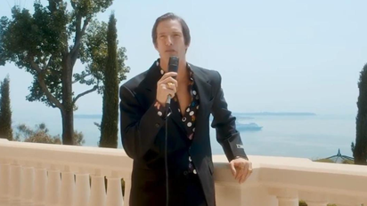 Así anunció Iván de Pineda que será el anfitrión del nuevo desfile de Versace