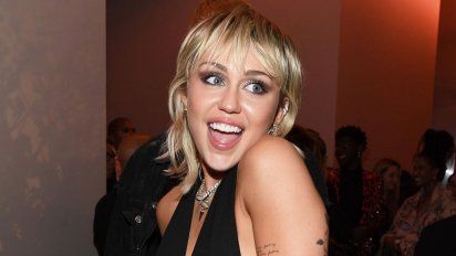 Miley Cyrus pierde la ropa durante concierto de Año Nuevo