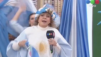 ¡Insólito blooper en vivo! Georgina Barbarossa terminó en el piso en pleno festejo por la clasificación de Argentina