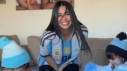 Daniela Celis y sus gemelas, furor alentando a la Selección Argentina