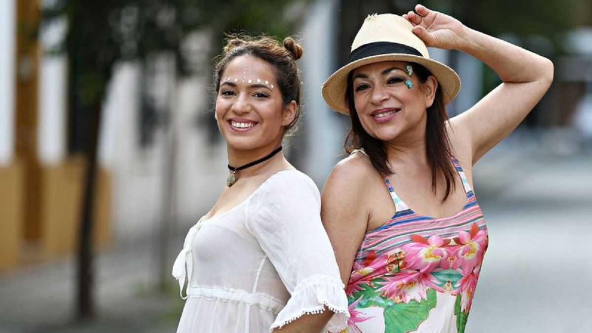 Agostina Alarcón junto a su madre, Claribel Medina