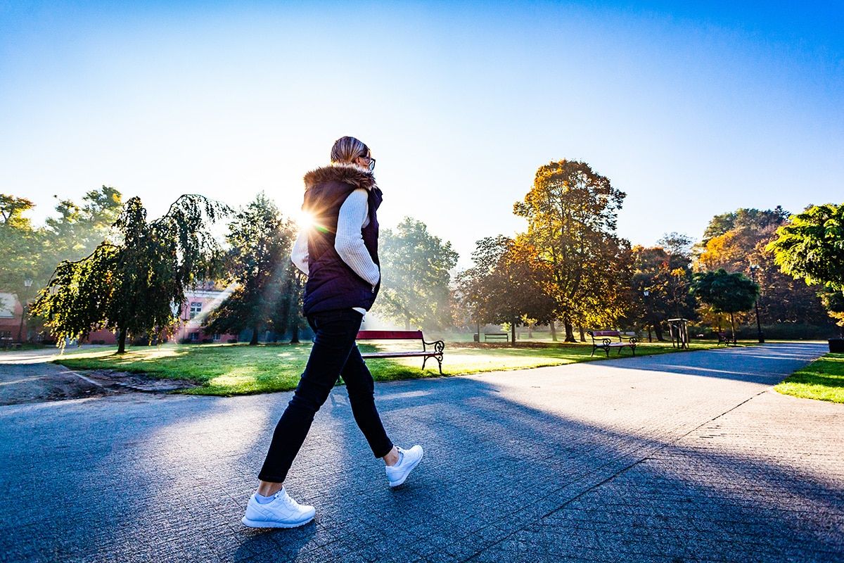 ¿Cuáles son los beneficios de caminar al menos 30 minutos por día?