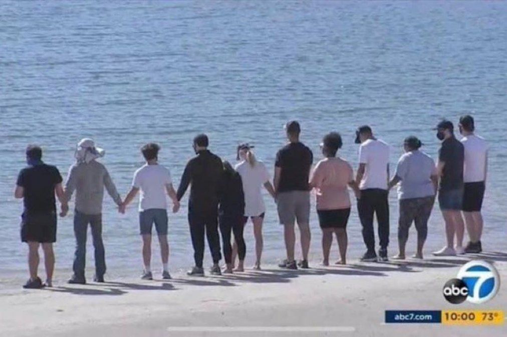 Miembros del elenco de Glee y familiares de Naya Rivera le rindieron tributo en el lago Piru