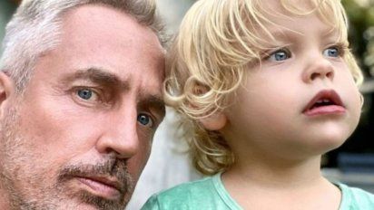 Marley le enseña a su hijo Mirko a afeitarse