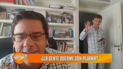 El doctor Montes de Oca daba un móvil en vivo cuando irrumpió su hijo en pijama