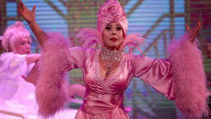 Susto: Fuerte caída de Georgina Barbarossa mientras estaba en escena