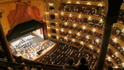Directivos teatrales prevén reapertura próxima de los teatros en la Argentina 