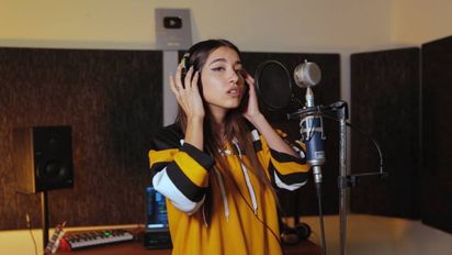 María Becerra mostró el backstage de su calentamiento vocal