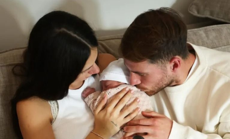 Las primeras fotos de Alaia, la bebé de Alexis Mac Allister y Ailén Cova