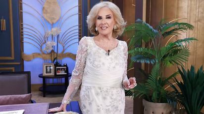 Mirtha Legrand deslumbra con un vestido negro de encaje, brillos y plumas