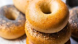 altText(La receta fácil y rápida que es furor en Tiktok: bagels saludables con dos ingredientes)}