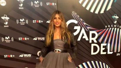 El look teen de Julieta Poggio en los Premios Gardel: vestido corto y botas borcego caña alta
