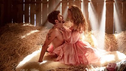 Sebastián Yatra causa furor en redes por su desnudo en una serie de Netflix