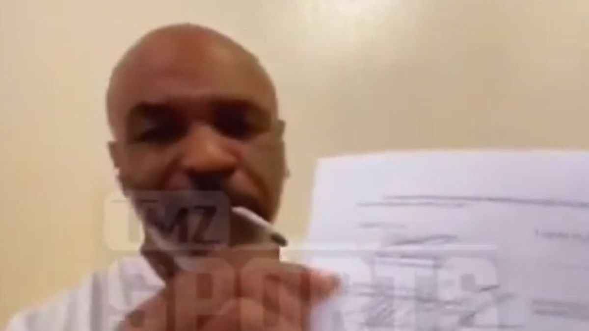 Mike Tyson firmó el contrato de su nueva pelea... ¡mientras fumaba un porro!