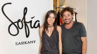 Sofía junto a su padre el diseñador Ricky Sarkany 