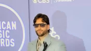 Maluma deslumbra en la alfombra roja de los AMAs con un llamativo atuendo