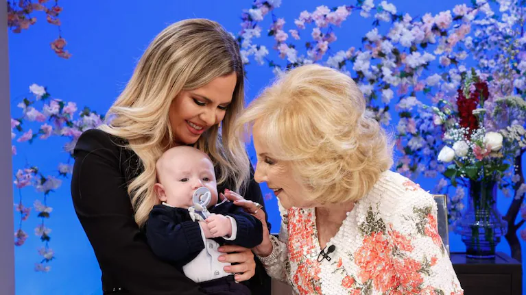 Alejandra Maglietti se emocionó al presentarle su bebé a Mirtha Legrand