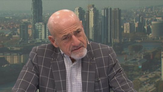 Gustavo Sofovich en su nueva rutina de ejercicios y apoyo.