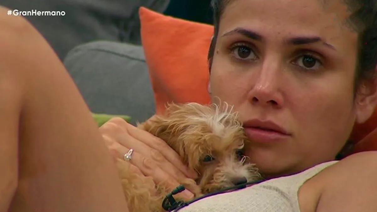Romina junto a Caramelo en la casa de Gran Hermano Romina junto a Caramelo en la casa de Gran Hermano