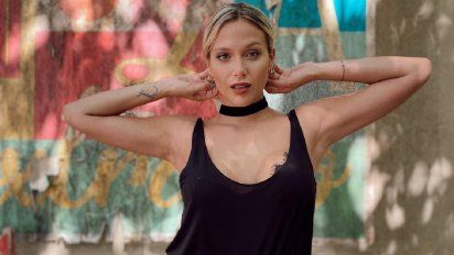 El llanto de Barbie Vélez al ver el vestido de boda de su abuela