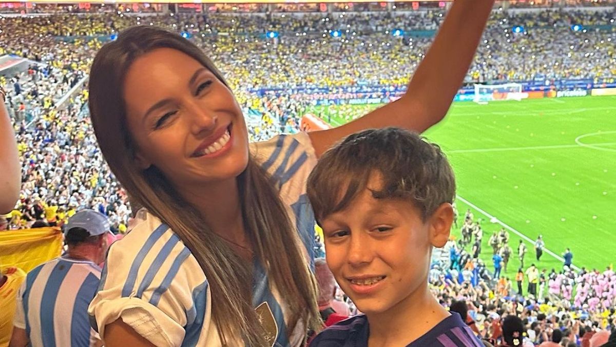 Pampita se fotografió con un famoso cantante en la final de la Copa América