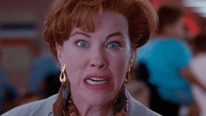 Catherine O'Hara recrea una escena de Mi pobre angelito 2