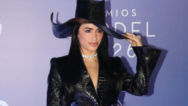 Lali Espósito deslumbró en los Premios Gardel con un audaz look total black de cuero y sombrero