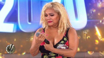 Flor de la V le ofreció un vestido a Gladys 