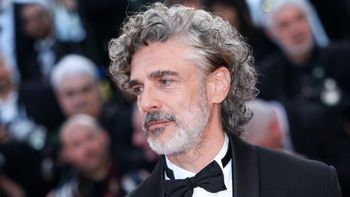 Leonardo Sbaraglia deslumbra en Cannes con traje Moschino para película de Almodóvar