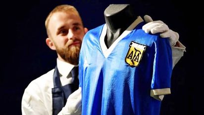 ¿Por cuánto dinero? Subastaron la camiseta de Diego Maradona de México 86