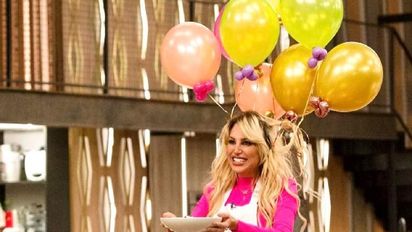 Vicky Xipolitakis y su excéntrico look en 