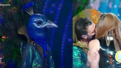 ¿quien es la mascara?: el famoso que estaba debajo del pavo salvador se beso con lizy tagliani