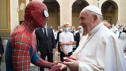 El Papa Francisco recibió a Spiderman 