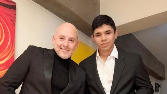 José María Muscari en su nuevo hogar de Recoleta junto a su hijo Lucio.