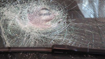Una chica en Neuquén rompió el parabrisas de un auto cuando el conductor le gritó improperios