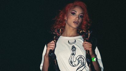 El Hotel de los Famosos: Melody Luz muy cerca del ayudante de cocina