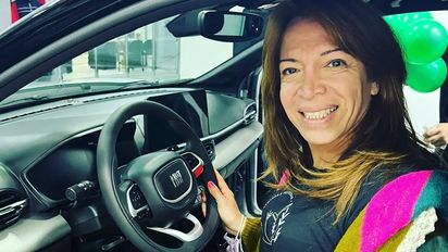 Lizy Tagliani feliz por comprar su nuevo auto