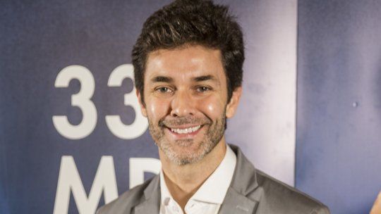 Mariano Martínez y Melina, su novia, en el estreno de Ni media palabra.