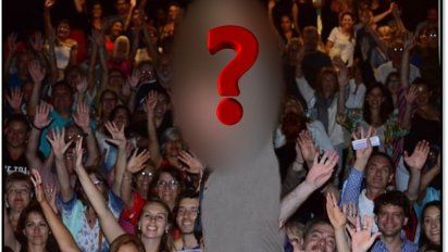 Popular actor arenga y vende entradas para su obra en la puerta del teatro en Carlos Paz 